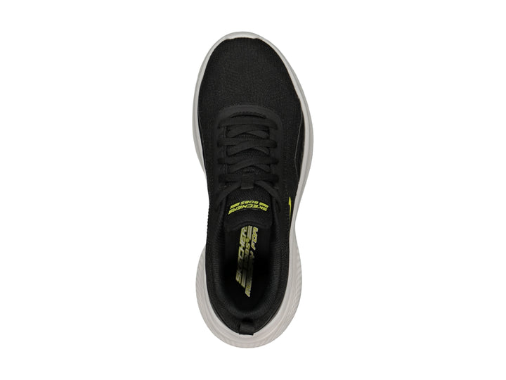 Tenis deportivos Skechers color negro con suela blanca y logotipo amarillo en el lateral.