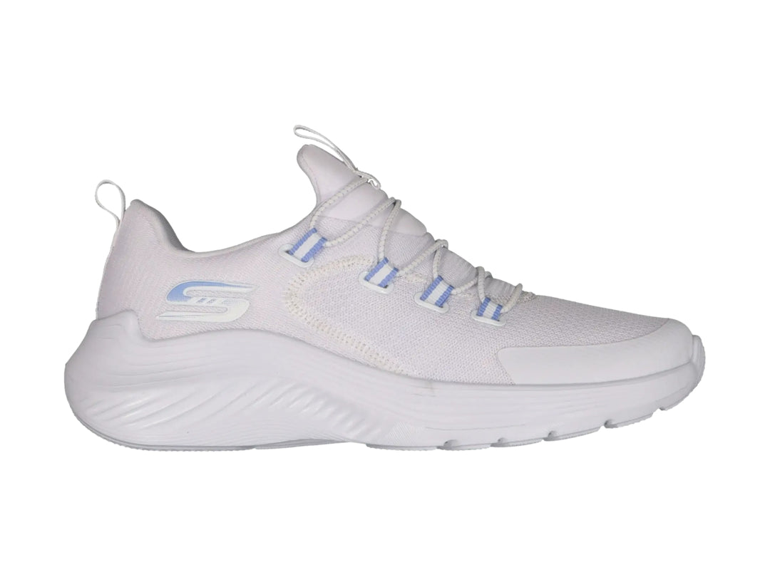 Tenis Skechers blancos con detalles en azul claro y suela blanca gruesa.