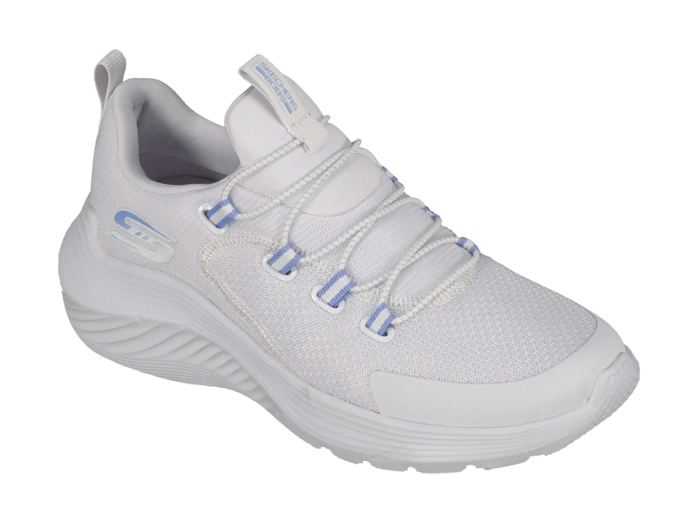 Tenis Skechers blancos con detalles en azul claro y suela blanca gruesa.