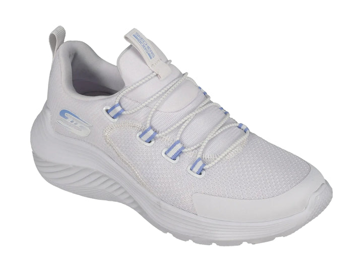 Tenis Skechers blancos con detalles en azul claro y suela blanca gruesa.
