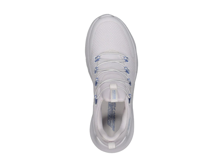 Tenis Skechers blancos con detalles en azul claro y suela blanca gruesa.