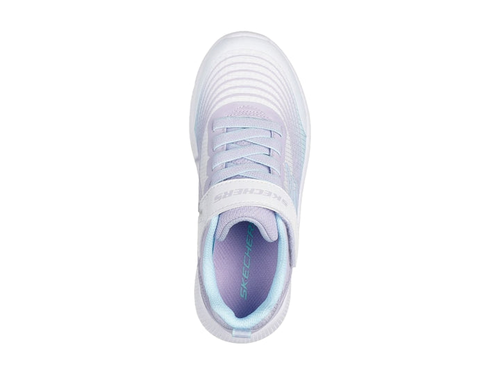 Tenis deportivos Skechers para niña en color blanco con detalles en lila y cierre de correa con velcro.