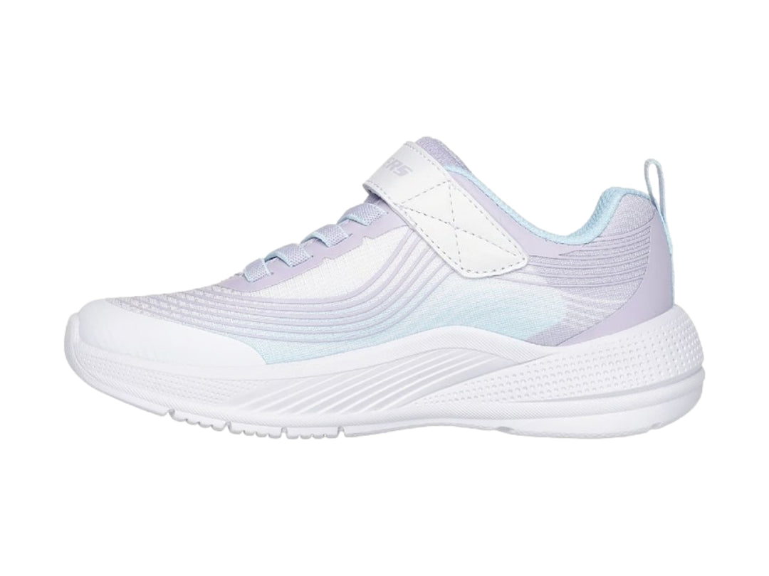 Tenis deportivos Skechers para niña en color blanco con detalles en lila y cierre de correa con velcro.