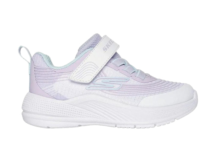 Tenis deportivos Skechers para niño en color blanco y morado claro con correa de velcro.