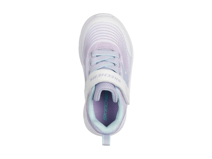 Tenis deportivos Skechers para niño en color blanco y morado claro con correa de velcro.