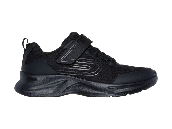 Tenis deportivos Skechers color negro con cierre de velcro y suela gruesa.