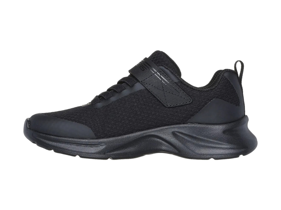 Tenis deportivos Skechers color negro con cierre de velcro y suela gruesa.