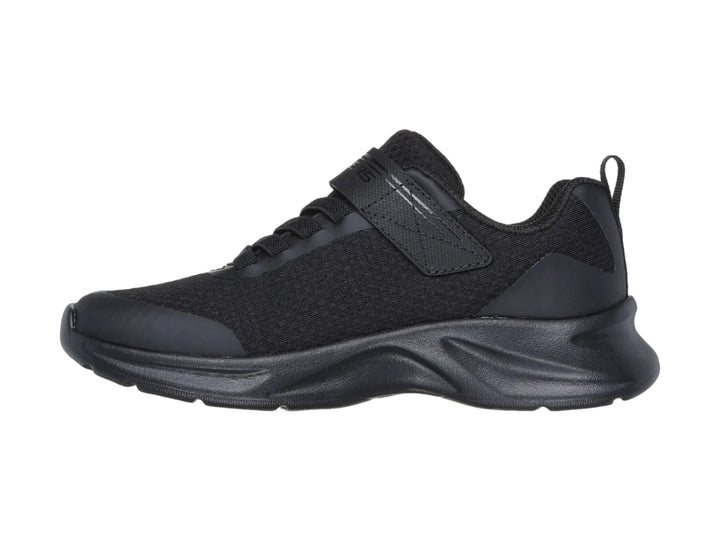 Tenis deportivos Skechers color negro con cierre de velcro y suela gruesa.