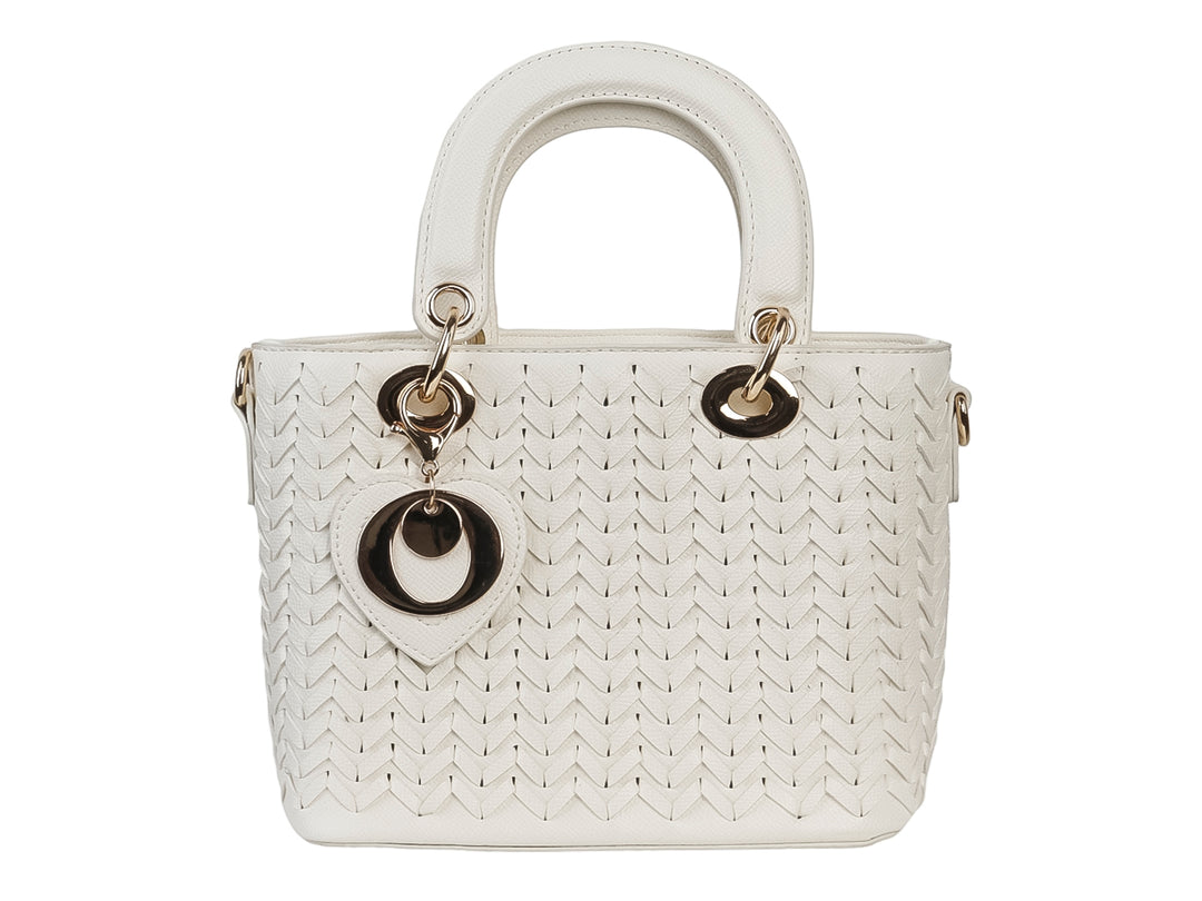 Bolsa de mano blanca con diseño trenzado, asas superiores y un dije de corazón en color dorado.