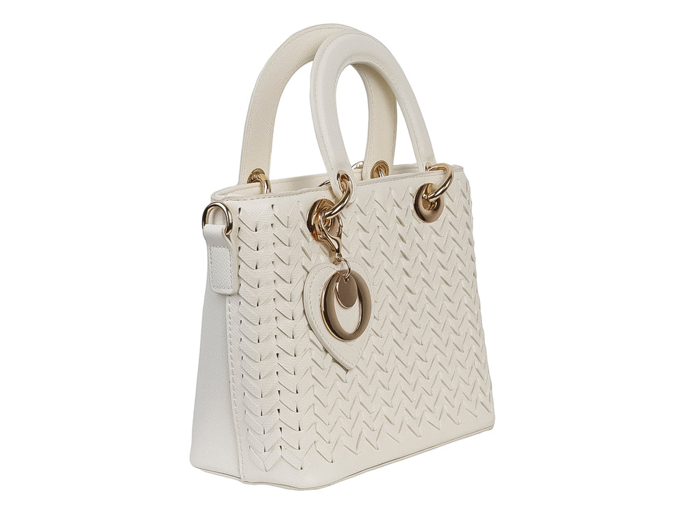 Bolsa de mano blanca con diseño trenzado, asas superiores y un dije de corazón en color dorado.