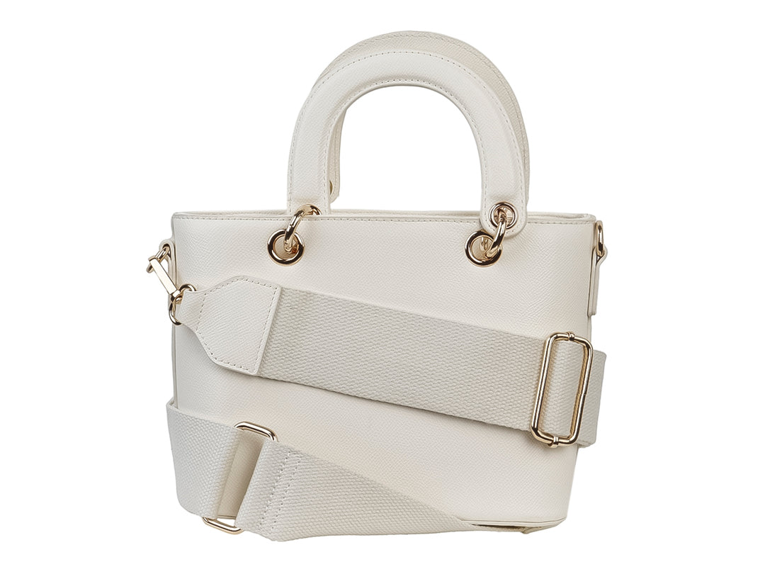 Bolsa de mano blanca con diseño trenzado, asas superiores y un dije de corazón en color dorado.