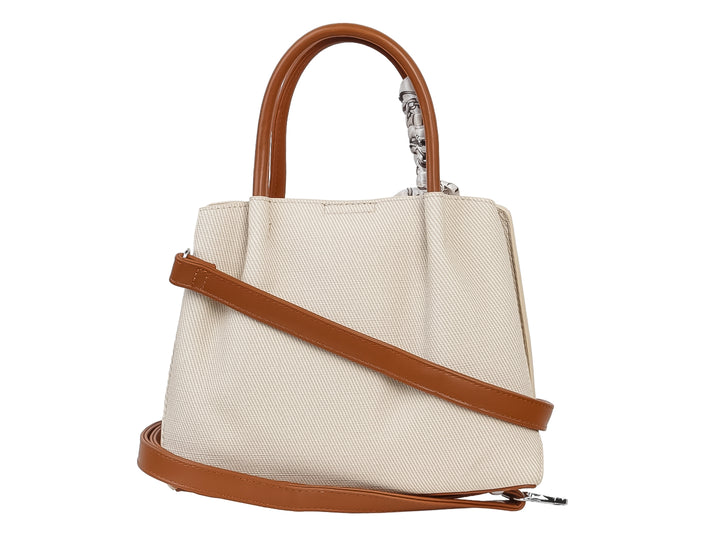 Bolso de mano color beige con asa marrón y un pañuelo blanco con estampado negro anudado al asa.