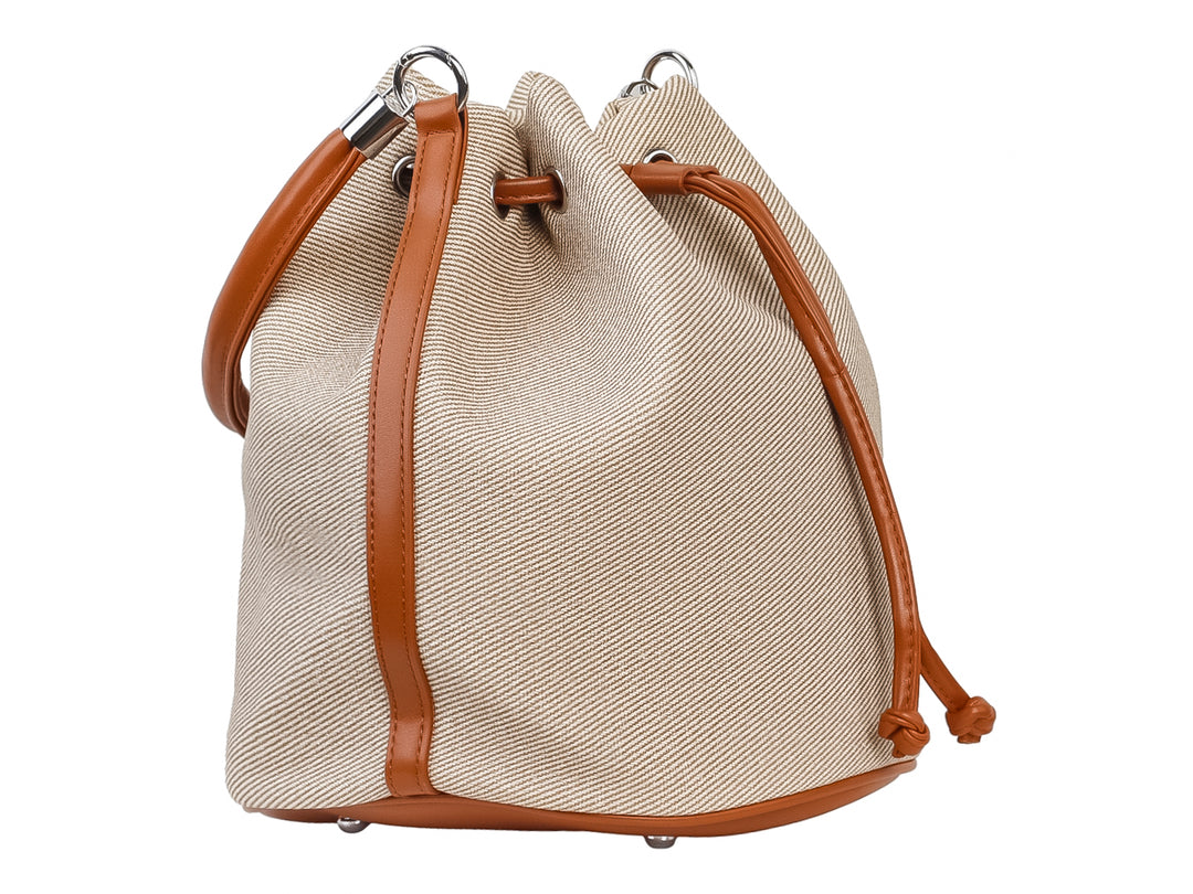Bolso tipo saco color beige con detalles y cordones en color marrón, marca Unibella.
