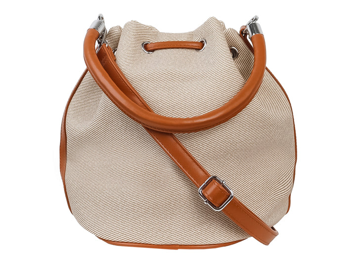 Bolso tipo saco color beige con detalles y cordones en color marrón, marca Unibella.