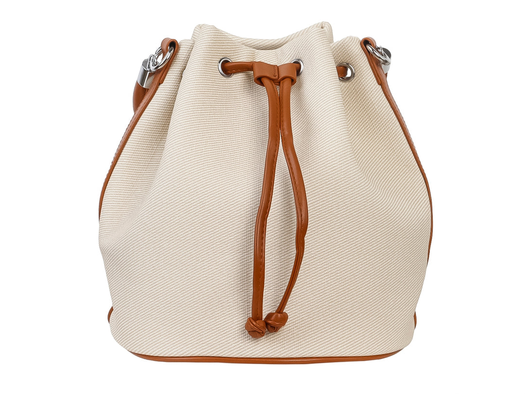 Bolso de hombro estilo saco en color beige con detalles y cordones ajustables en color marrón.