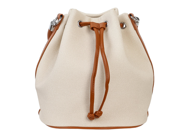 Bolso de hombro estilo saco en color beige con detalles y cordones ajustables en color marrón.