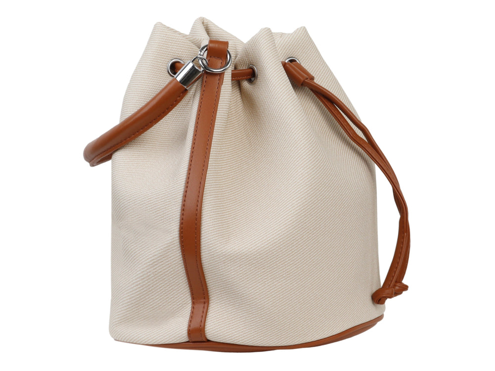 Bolso de hombro estilo saco en color beige con detalles y cordones ajustables en color marrón.