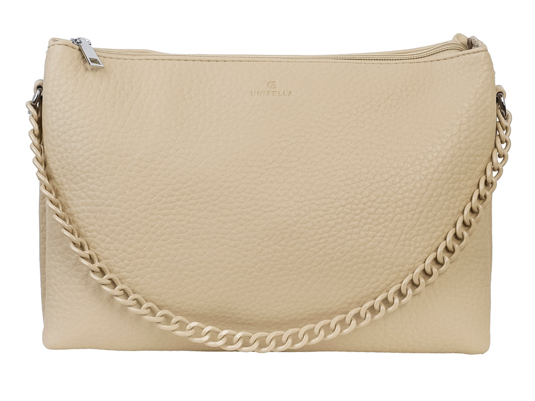 Bolso de hombro color khaki con textura granulada y correa de cadena metálica del mismo tono.