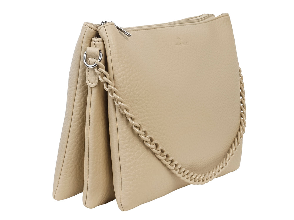 Bolso de hombro color khaki con textura granulada y correa de cadena metálica del mismo tono.