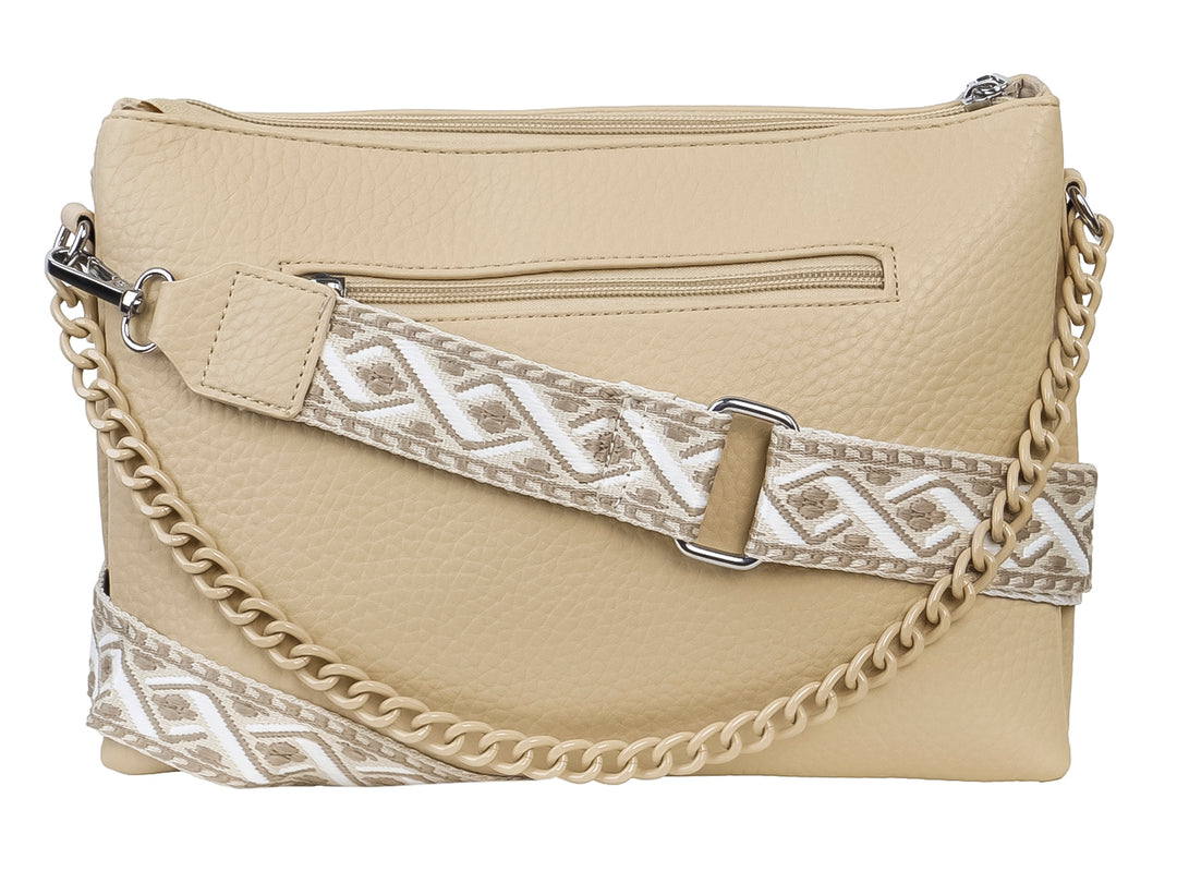 Bolso de hombro color khaki con textura granulada y correa de cadena metálica del mismo tono.