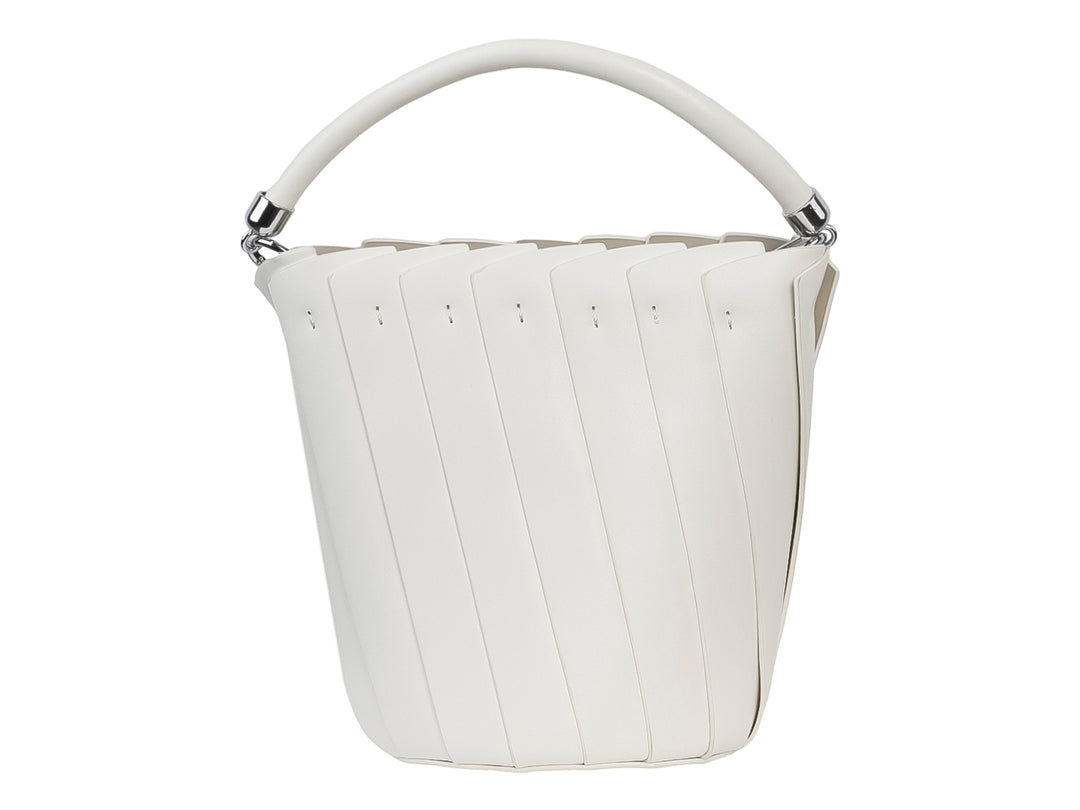 Bolso de mano Unibella color beige con diseño plisado y asa circular superior.