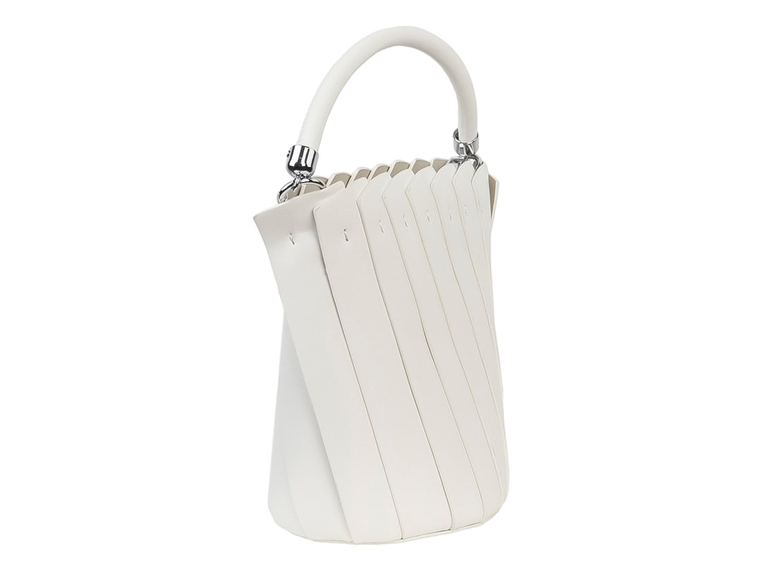 Bolso de mano Unibella color beige con diseño plisado y asa circular superior.