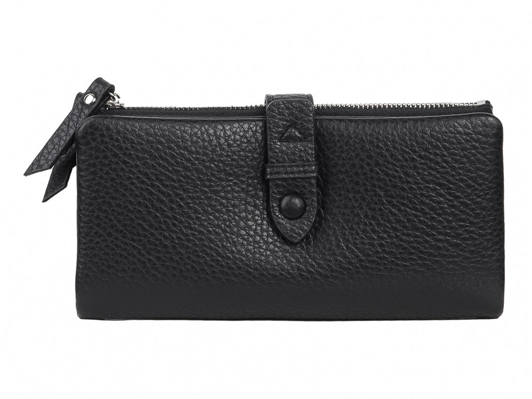 Bolso estilo cartera color negro con textura rugosa, cierre superior y correa con botón central.