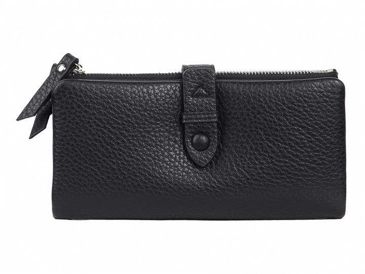 Bolso estilo cartera color negro con textura rugosa, cierre superior y correa con botón central.