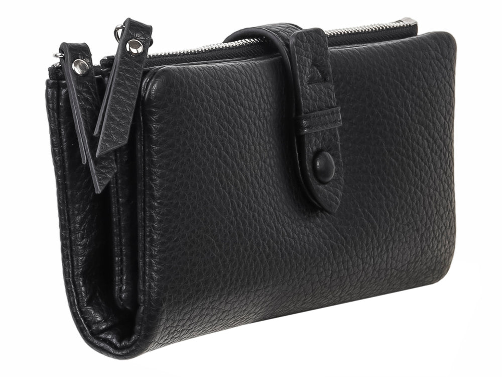 Bolso estilo cartera color negro con textura rugosa, cierre superior y correa con botón central.