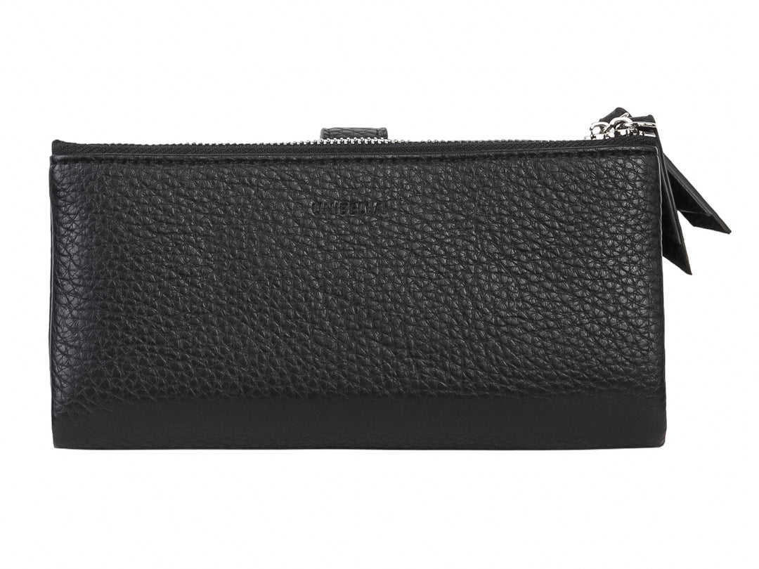 Bolso estilo cartera color negro con textura rugosa, cierre superior y correa con botón central.