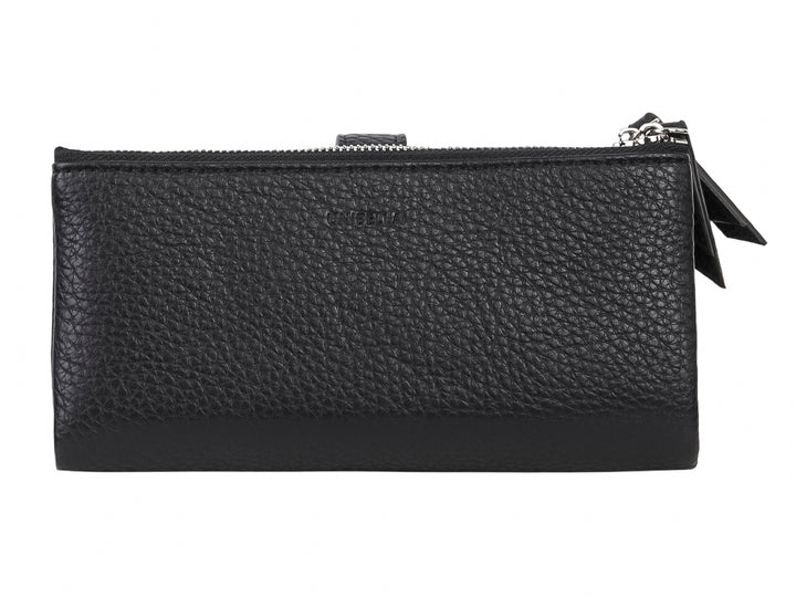 Bolso estilo cartera color negro con textura rugosa, cierre superior y correa con botón central.