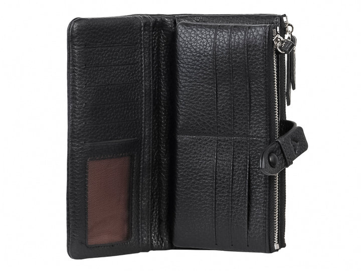 Bolso estilo cartera color negro con textura rugosa, cierre superior y correa con botón central.