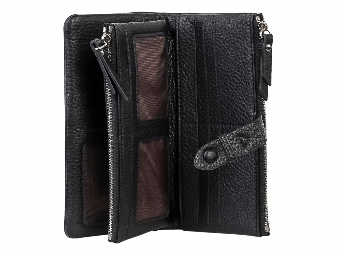 Bolso estilo cartera color negro con textura rugosa, cierre superior y correa con botón central.