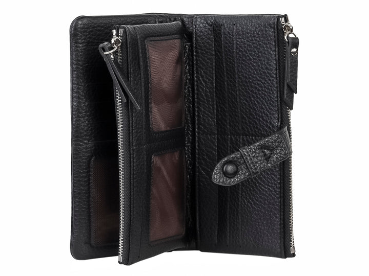 Bolso estilo cartera color negro con textura rugosa, cierre superior y correa con botón central.