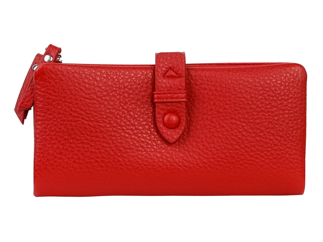 Cartera de color rojo con textura granulada, cierre superior y correa central con broche.