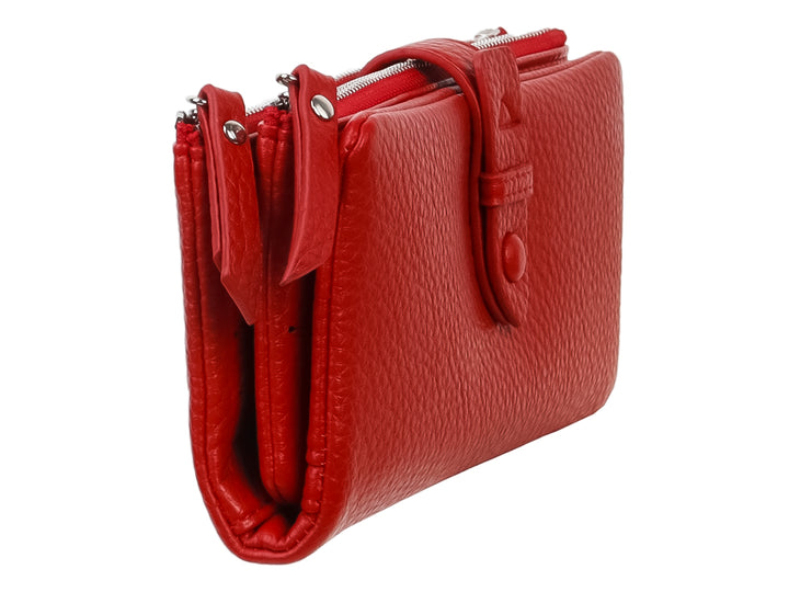 Cartera de color rojo con textura granulada, cierre superior y correa central con broche.