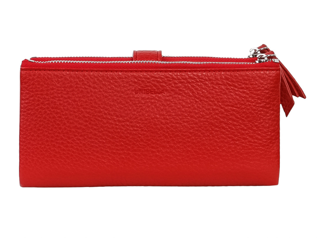Cartera de color rojo con textura granulada, cierre superior y correa central con broche.