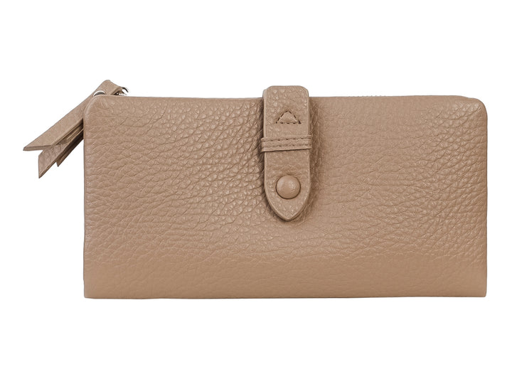 Cartera estilo bolso color khaki con textura granulada, cierre superior y correa con botón central.