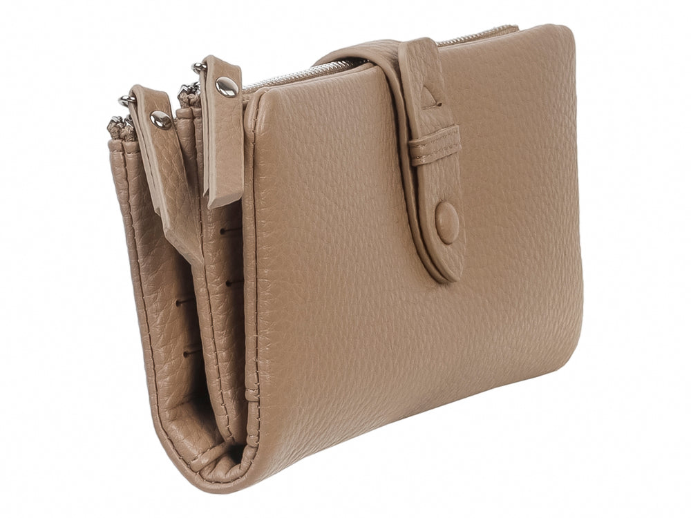 Cartera estilo bolso color khaki con textura granulada, cierre superior y correa con botón central.