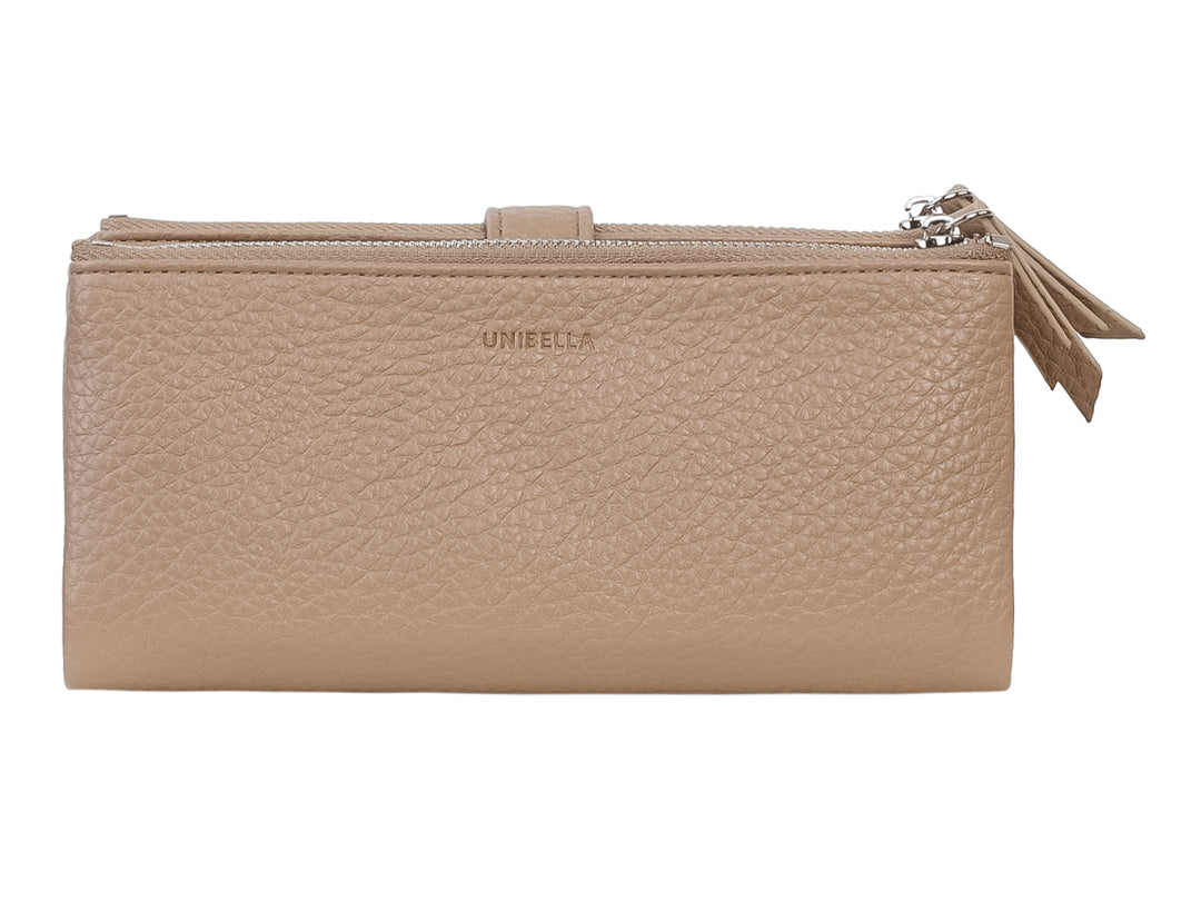 Cartera estilo bolso color khaki con textura granulada, cierre superior y correa con botón central.