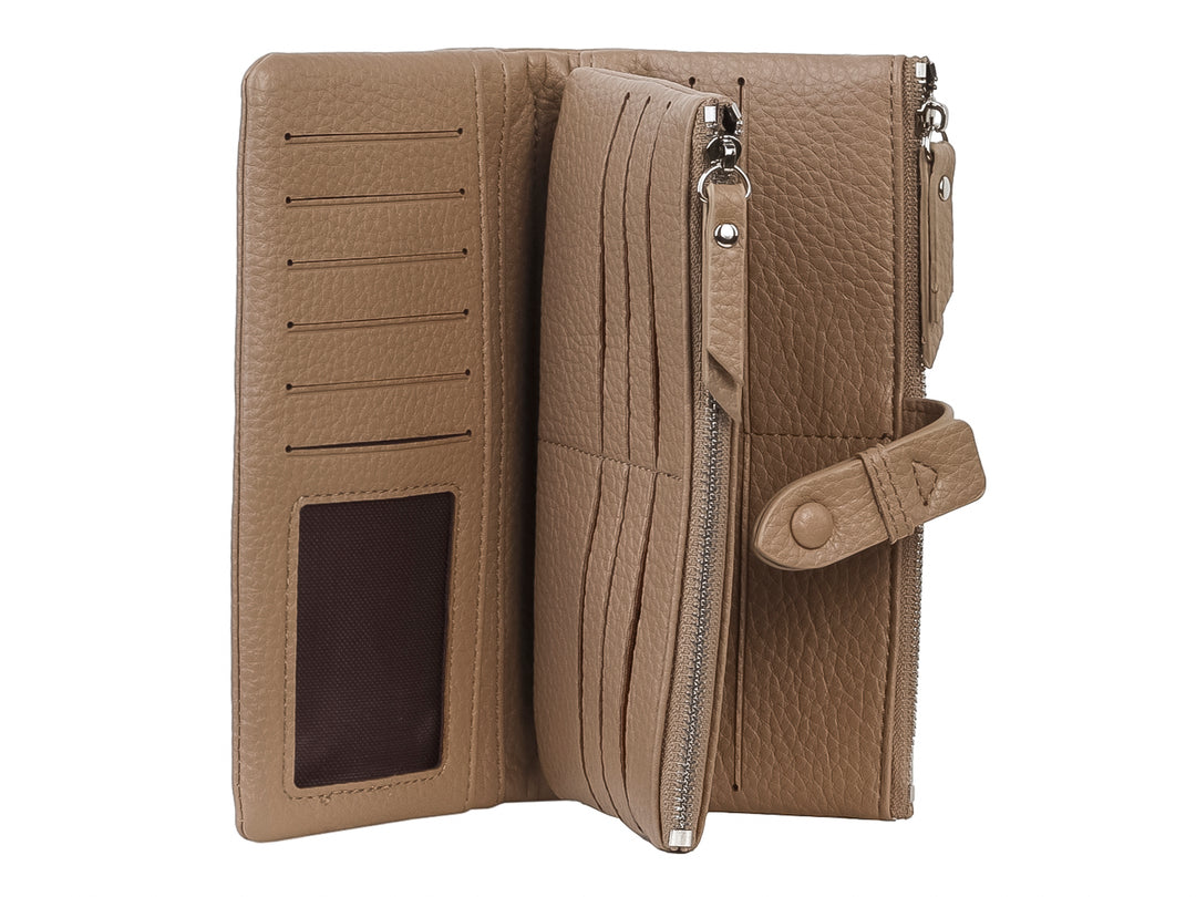 Cartera estilo bolso color khaki con textura granulada, cierre superior y correa con botón central.