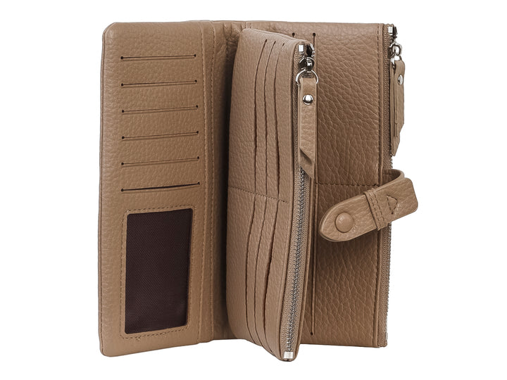 Cartera estilo bolso color khaki con textura granulada, cierre superior y correa con botón central.