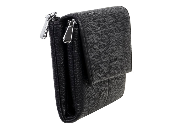 Bolso estilo cartera color negro con textura rugosa, solapa frontal y cierre lateral.