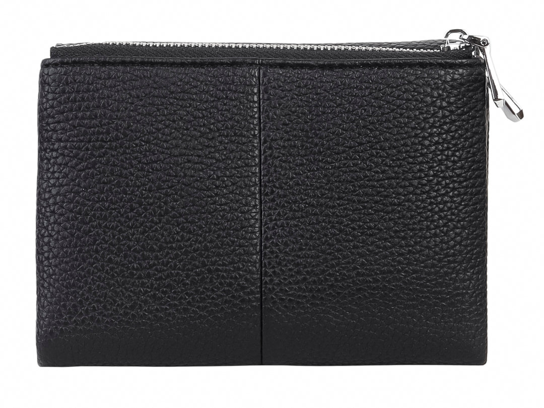 Bolso estilo cartera color negro con textura rugosa, solapa frontal y cierre lateral.