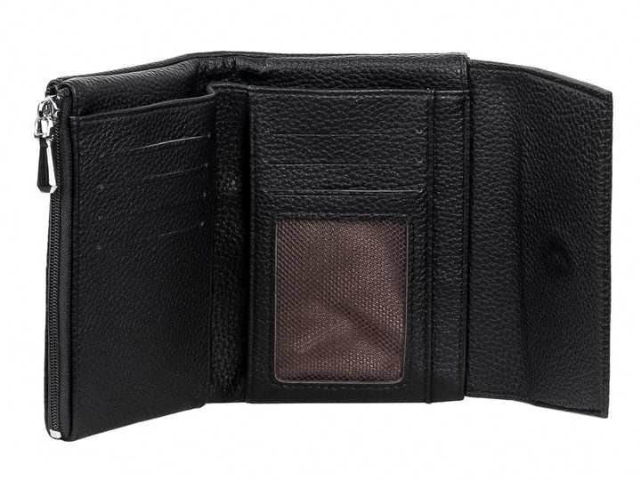 Bolso estilo cartera color negro con textura rugosa, solapa frontal y cierre lateral.
