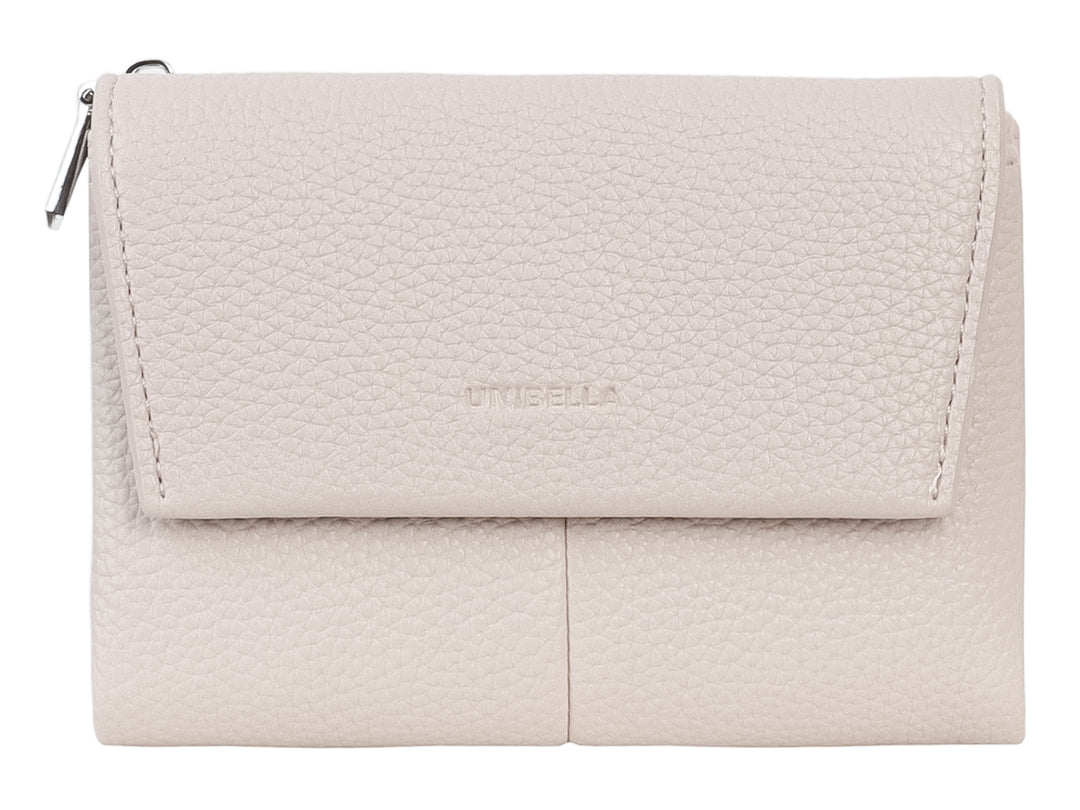 Cartera compacta de color beige con textura rugosa, solapa frontal y cierre lateral.