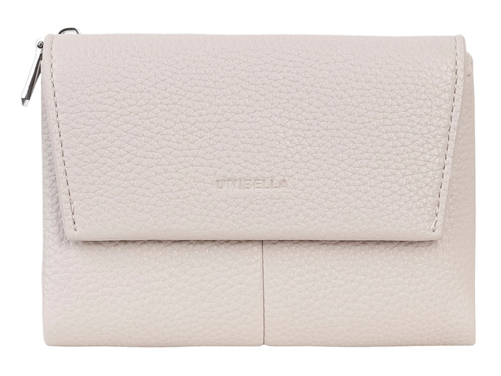 Cartera compacta de color beige con textura rugosa, solapa frontal y cierre lateral.