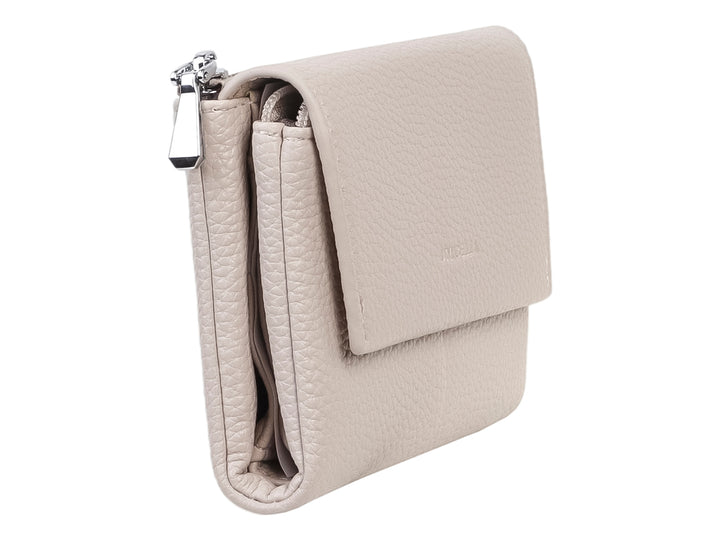 Cartera compacta de color beige con textura rugosa, solapa frontal y cierre lateral.