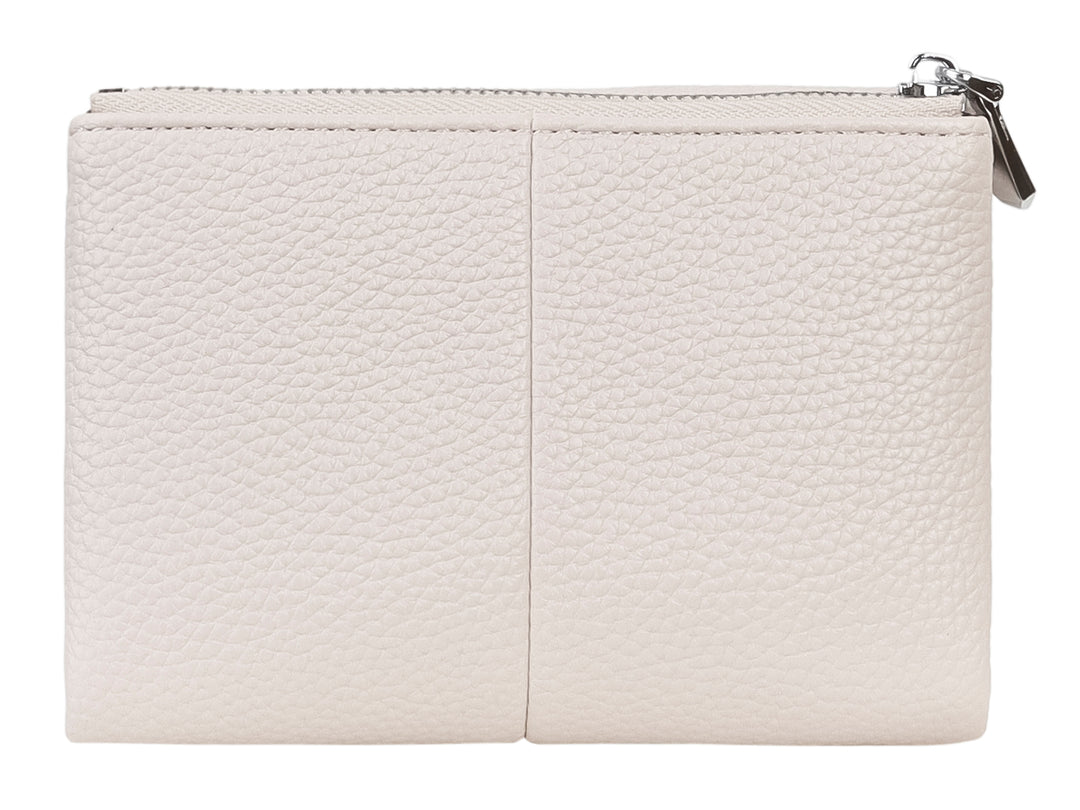 Cartera compacta de color beige con textura rugosa, solapa frontal y cierre lateral.