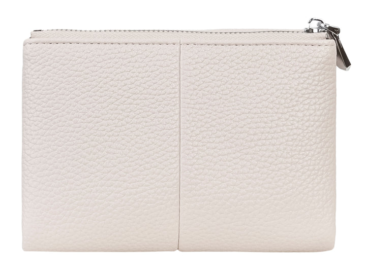 Cartera compacta de color beige con textura rugosa, solapa frontal y cierre lateral.